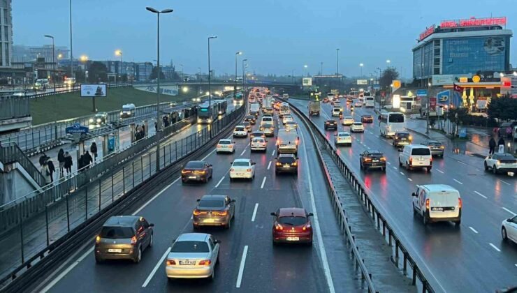 İstanbul’da bayram sonrası haftanın ilk günü sabah saatlerinde trafik yoğunluğu oluştu