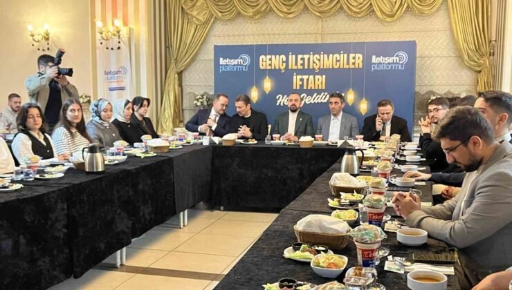 İstanbul’da iletişim fakültesi öğrencileri AK Parti’nin düzenlediği iftarda buluştu