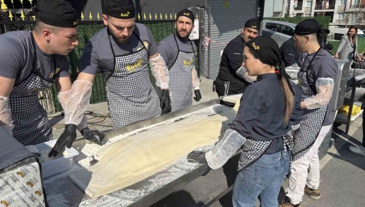 İstanbul’da lahmacun rekoru: 63 metrelik dev lahmacun Guinness’e girdi