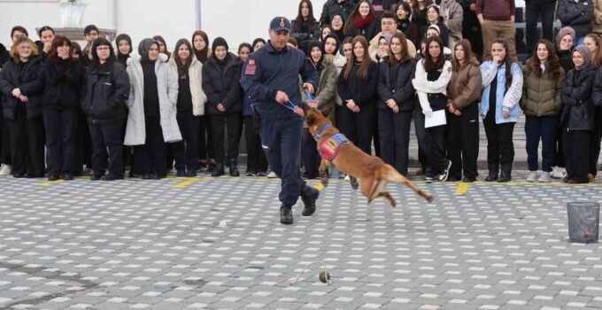 İtaat köpeği Nefes’ten öğrencilere nefes kesen gösteri