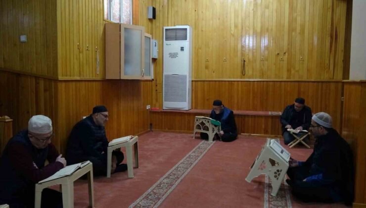 İtikafa girenler Ramazan’ın son günlerini ibadetle geçiriyor