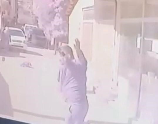 İzmir’de alacak verecek kavgası kanlı bitti: 1 yaralı