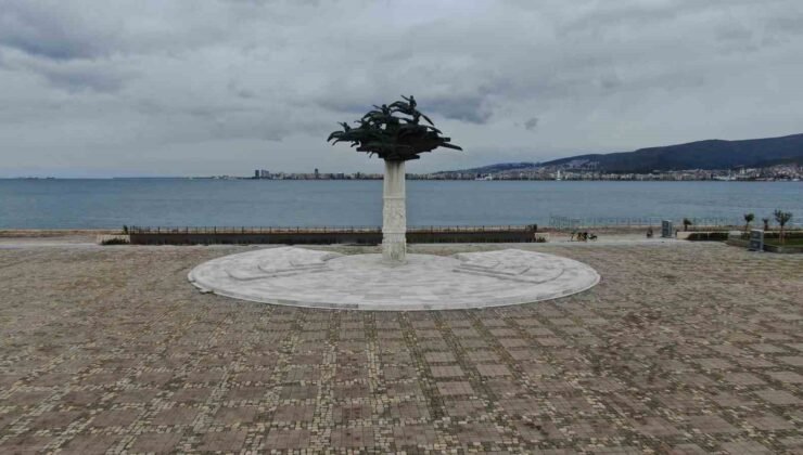 İzmir’de bayram tatili sessizliği Gündoğdu Meydanı’na yansıdı