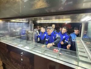 İzmir’de iki bardak çayı 300 liraya satan satıcıların malzemelerine el konuldu