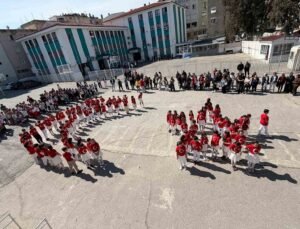 İzmir’de öğrenciler İstiklal Marşı’nı işaret diliyle okudu