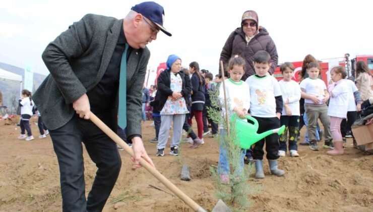 İzmir’de yangından etkilenen bölgelerde fidan dikimi yapıldı