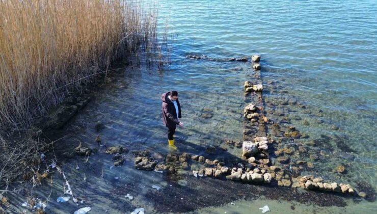 İznik Gölü’nde sular çekildi…Bir tarihi eser günyüzüne çıktı