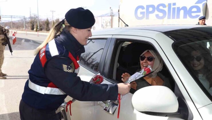 Jandarma kadınlara karanfil verdi