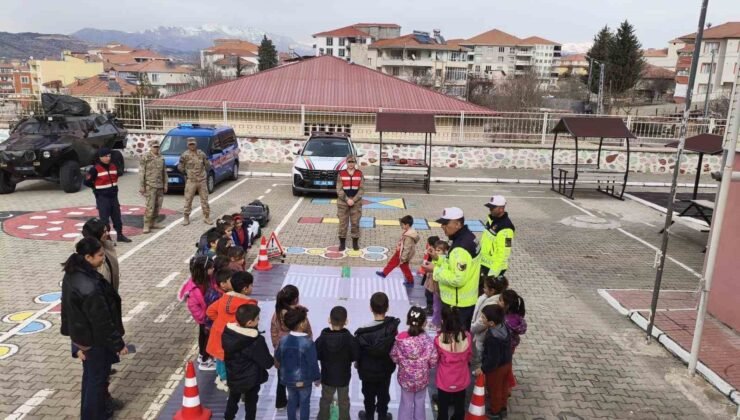 Jandarmadan öğrencilere trafik eğitimi