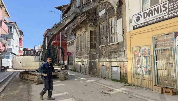 Kabloları kurtarmak isterken canını hiçe saydı