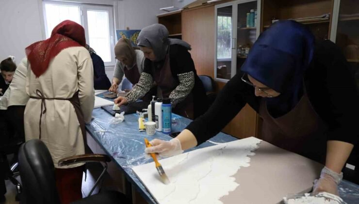 Kadınlar atölyede hem üretiyor hem dayanışmayı büyütüyor