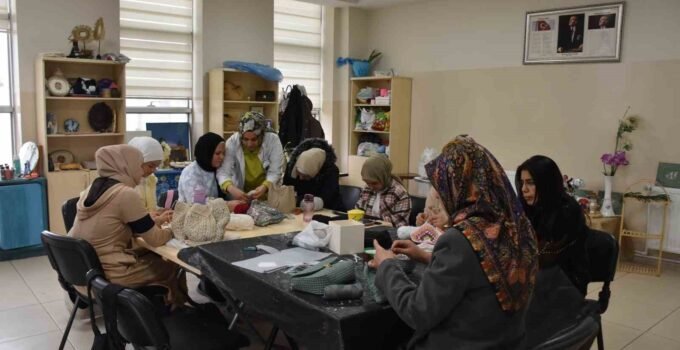 Kadınlar hem öğreniyor hem aile bütçesine katkı sağlıyor