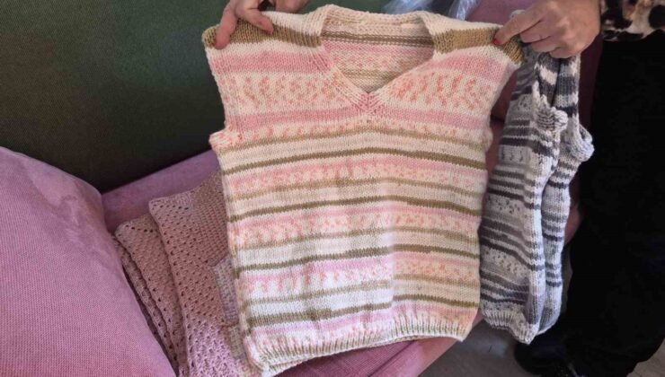 Kadınların ördüğü bebek kıyafetleri ihtiyaç sahibi ailelere hediye ediliyor