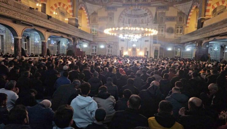 Kadir Gecesi’nde camiler doldu taştı