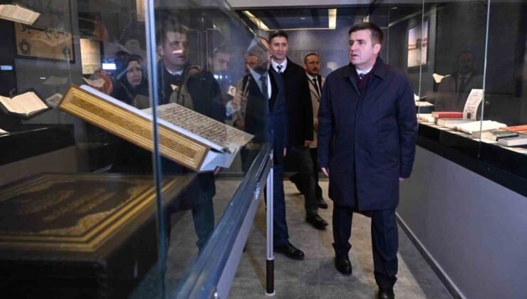 Kadir Gecesi’nde kutsal emanetlerin sergilendiği külliyeye yoğun ilgi