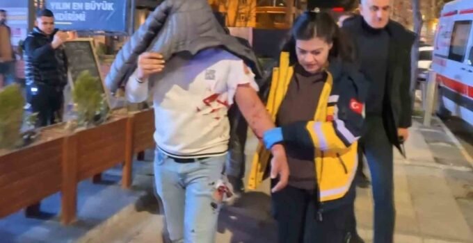 Kafedeki tartışma bıçaklı kavgaya dönüştü: 1 yaralı