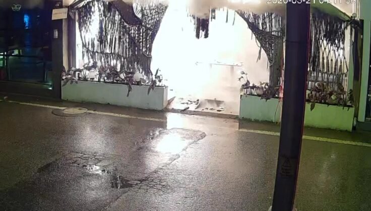 Kafeyi kundaklayıp kaçtı: O anlar kamerada