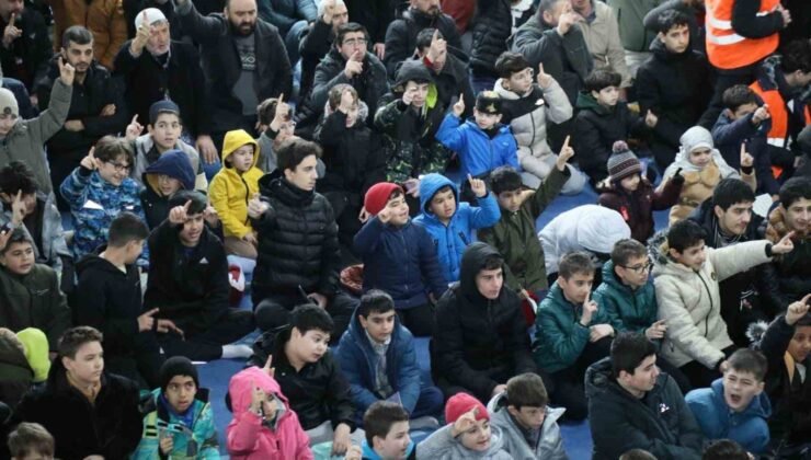 Kağıthane’de ‘Gençlik Uyanıyor Duada Buluşuyor’ projesi ile camiye gelen çocuklara ödül dağıtıldı