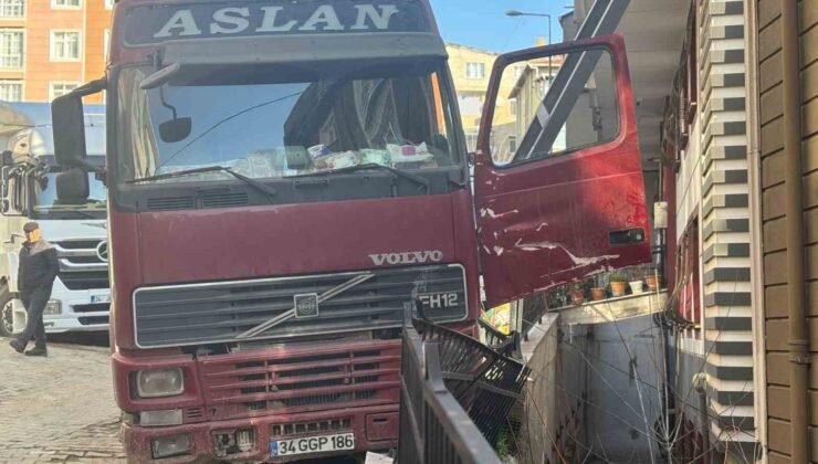 Kağıthane’de inanılmaz kaza: El frenini çekmeyi unuttuğu hafriyat kamyonunu durdurmaya çalışırken aşağı düştü