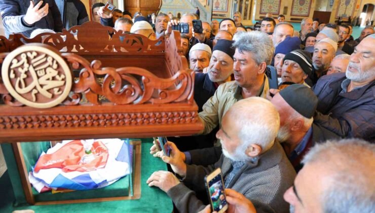 Kahramanmaraş’ta Abdülhamid Han Camii’nde Sakal-ı Şerif ziyarete açıldı