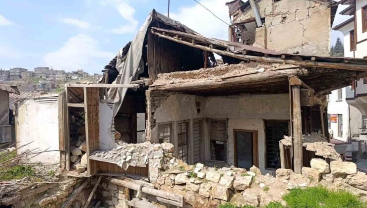 Kahramanmaraş’ta metruk binalar korku saçıyor