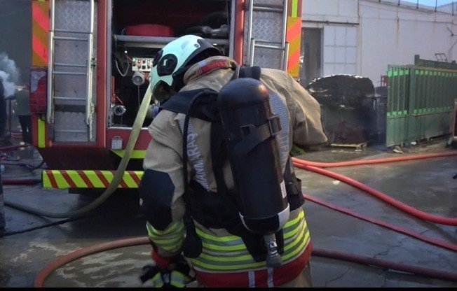 Kahramanmaraş’ta yangına müdahale eden itfaiye eri darbedildi