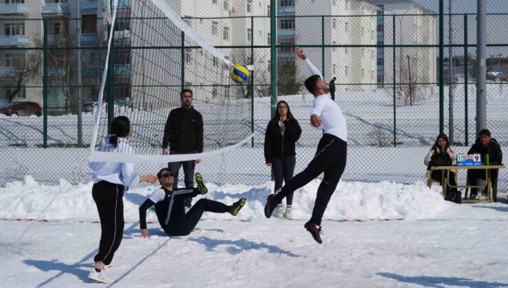 Kampüste kar voleybolu heyecanı