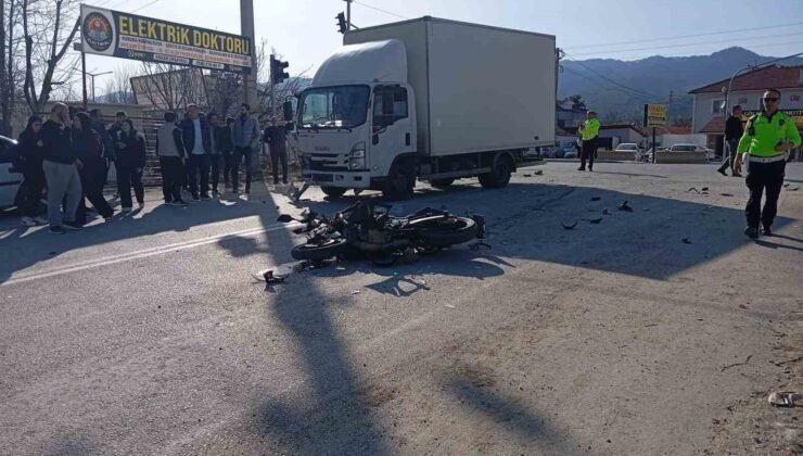 Kamyonet ile çarpışan motosikletin sürücüsü hayatını kaybetti