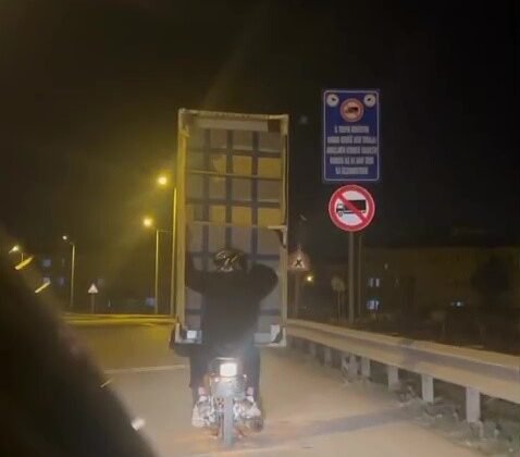 Kanepeyi motosikletle taşıdılar