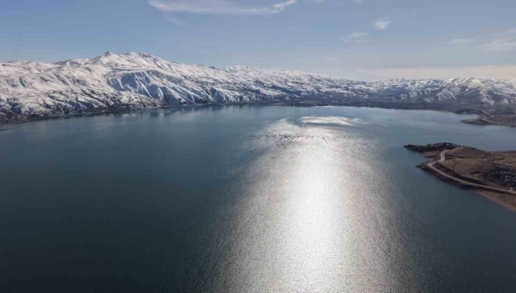 Kar, güneş ve maviliğin buluştuğu Hazar Gölü mest etti