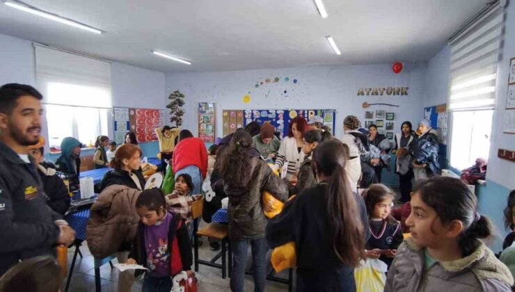 Kar tünellerinden geçerek zorlu yolları aştılar, kış şartlarında 2 bin 700 rakımlı köyde minik yürekleri ısıttılar