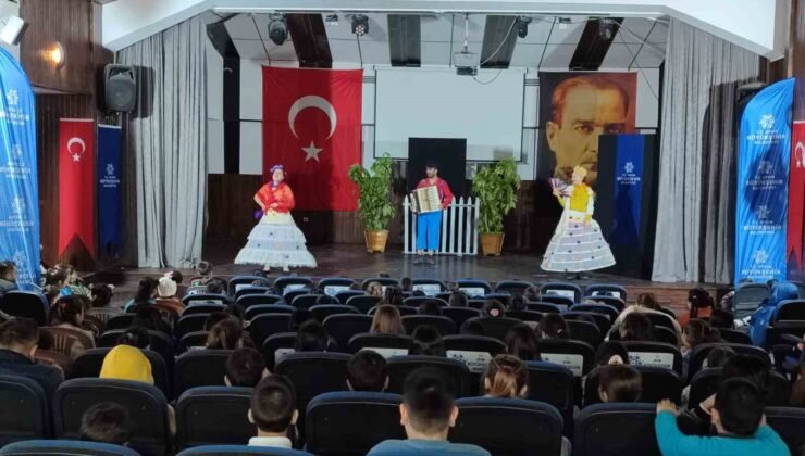 Karacasulu minikler Büyükşehir’in tiyatrosuyla eğlendi