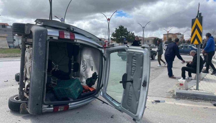 Karaman’da otomobille çarpışan hafif ticari aracın devrilmesi kameraya yansıdı: 2 yaralı