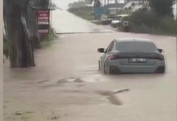 Karataş’ta sağanak hayatı felç etti: Yollar ve tarlalar göle döndü