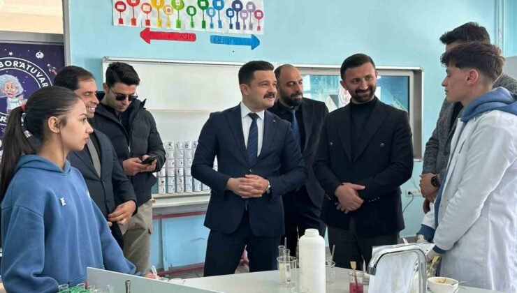 Karayazı Anadolu Lisesi’nde açılan bilim sergisi yoğun ilgi gördü