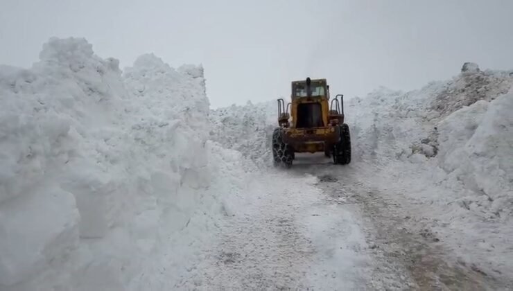 Karlıova’da karla mücadele sürüyor