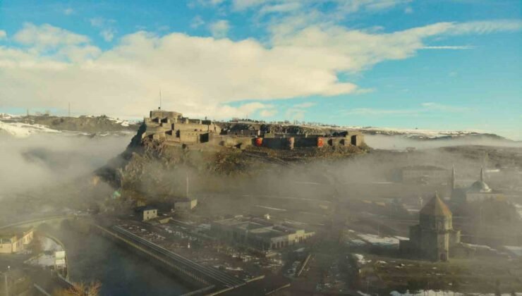 Kars Kalesi sis bulutları arasında kayboldu