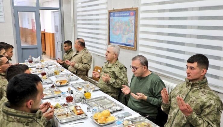 Kars Valisi Polat, iftarını sınırda Mehmetçik ile açtı