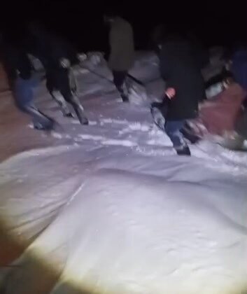 Kars’ta 85 yaşındaki hasta leğenle taşınarak ambulansa ulaştırıldı