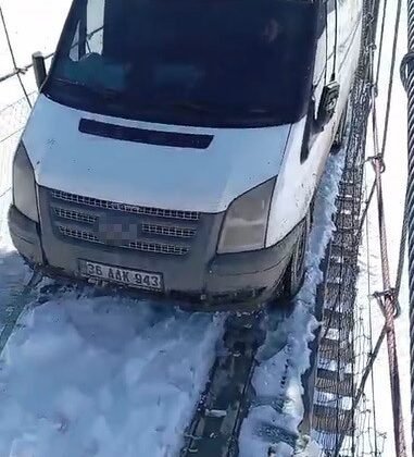 Kars’ta asma köprüde minibüs mahsur kaldı