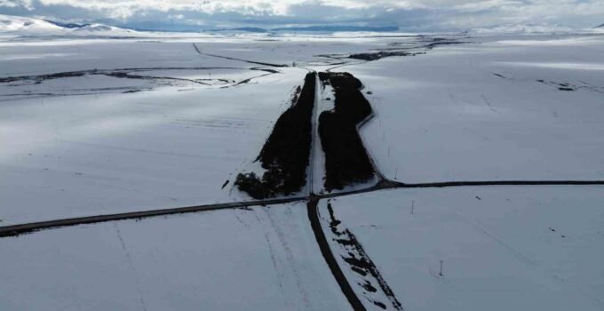 Kars’ta bahar ortasında kış manzarası: Benliahmet İstasyonu beyaza büründü
