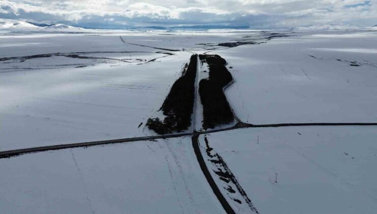 Kars’ta bahar ortasında kış manzarası: Benliahmet İstasyonu beyaza büründü