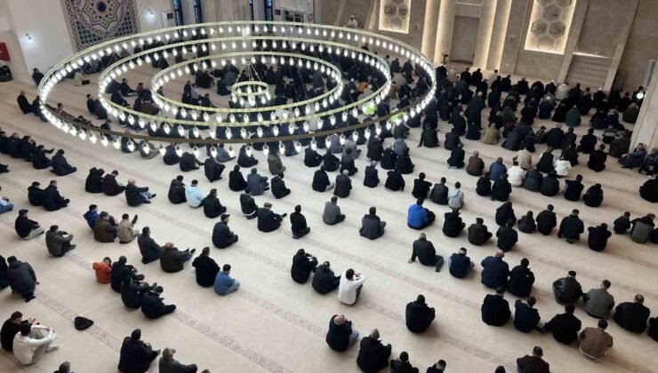 Kars’ta bayram namazında camiler doldu, taştı