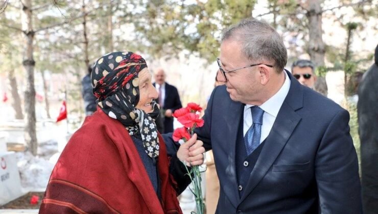 Kars’ta bayramda şehitliğe anlamlı ziyaret