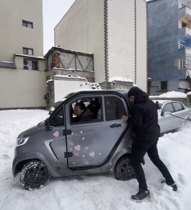Kars’ta küçük otomobil kara saplandı: Vatandaşlar ite kaka kurtardı, o anlar viral oldu