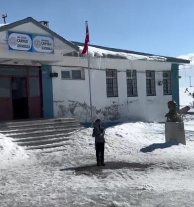 Kars’ta küçük yürekten büyük gurur: 2. sınıf öğrencisi İstiklal Marşı’nın 10 kıtasını ezbere okudu, video viral oldu