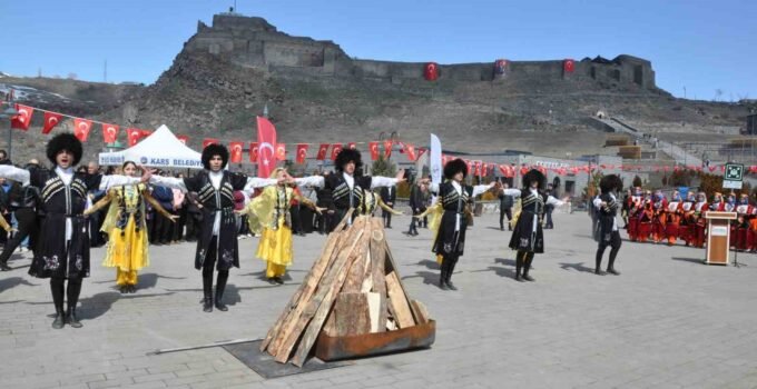 Kars’ta Nevruz coşkusu: Ateş yakıldı, halaylar çekildi