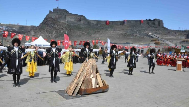 Kars’ta Nevruz coşkusu: Ateş yakıldı, halaylar çekildi