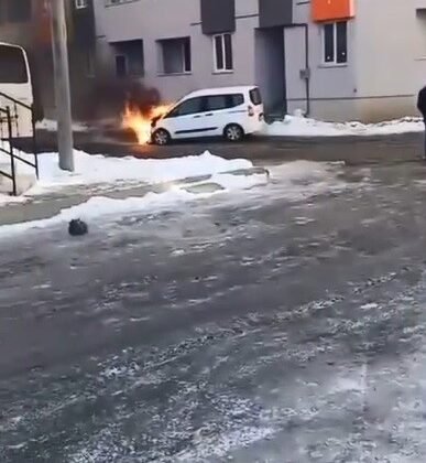 Kars’ta seyir halindeki araçta yangın paniği