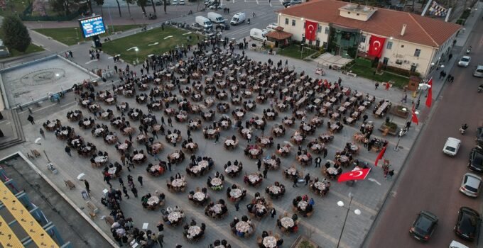 Kasapoğlu ve Vali Özkan vatandaşlarla iftarda buluştu